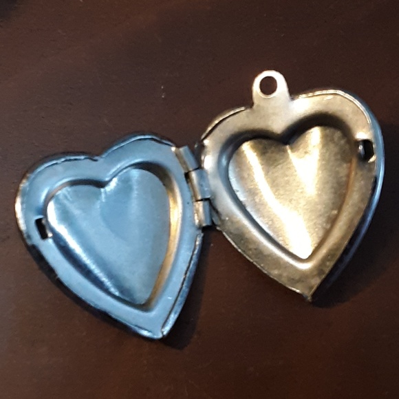 Stainless steel heart locket - Picture 3 of 3